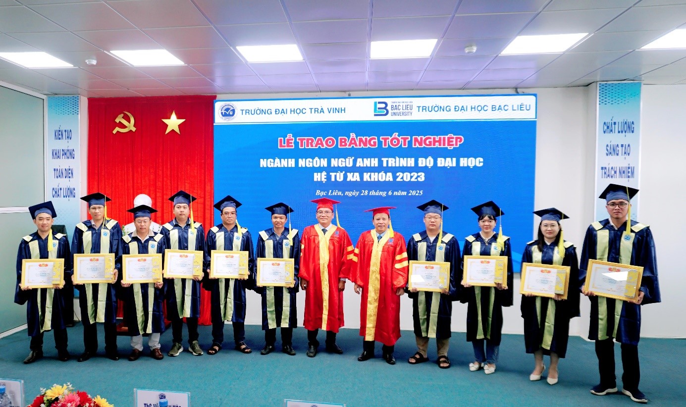 Trường Đại học Bạc Liêu tổ chức Lễ Trao bằng tốt nghiệp Lớp Đại học từ xa ngành Ngôn ngữ Anh khóa 2023 liên kết với trường Đại học Trà Vinh